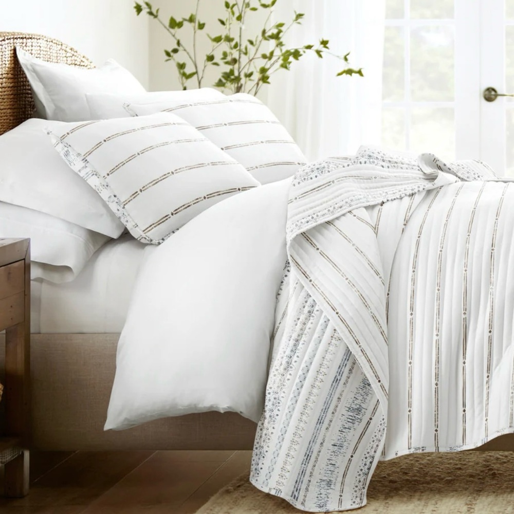 Linens & Hutch King Quilt Set